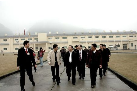 凌成兴副省长视察铜鼓仁和制药有限公司