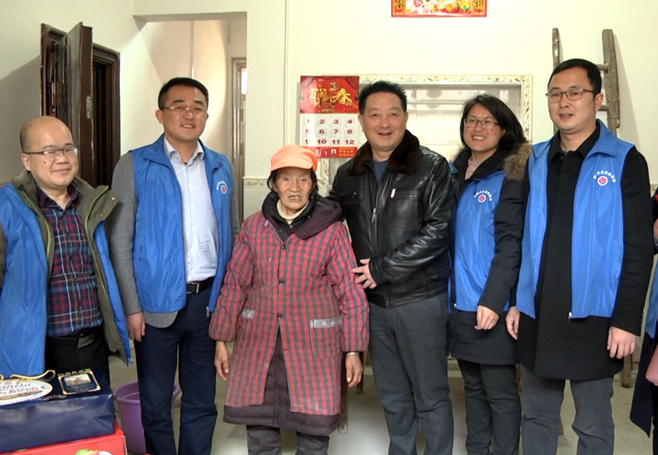 杨文龙董事长赴定点帮扶村走访慰问困难群众