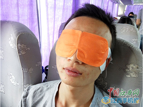 网媒记者体验闪亮蒸汽热敷眼罩 解乏“神器”获赞